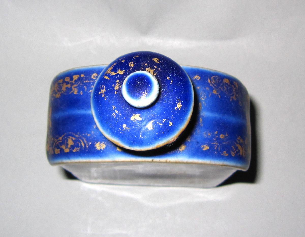 1958.1932 A,B Porcelain tea cannister top