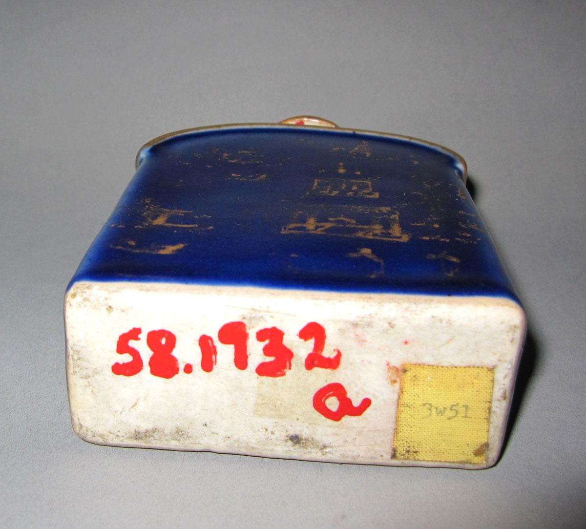 1958.1932 A,B Porcelain tea cannister underside