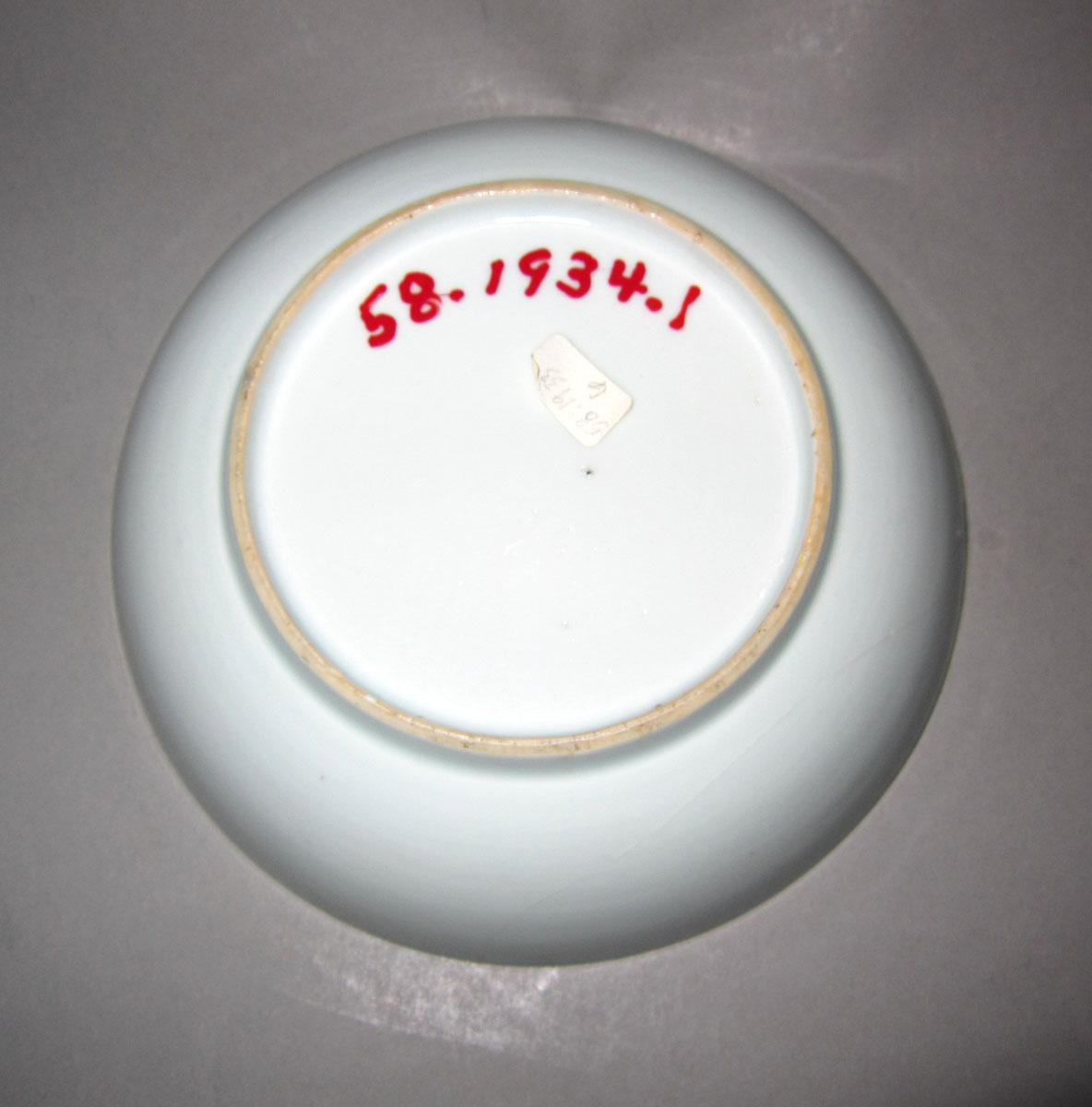 1958.1934.001 Porcelain saucer underside
