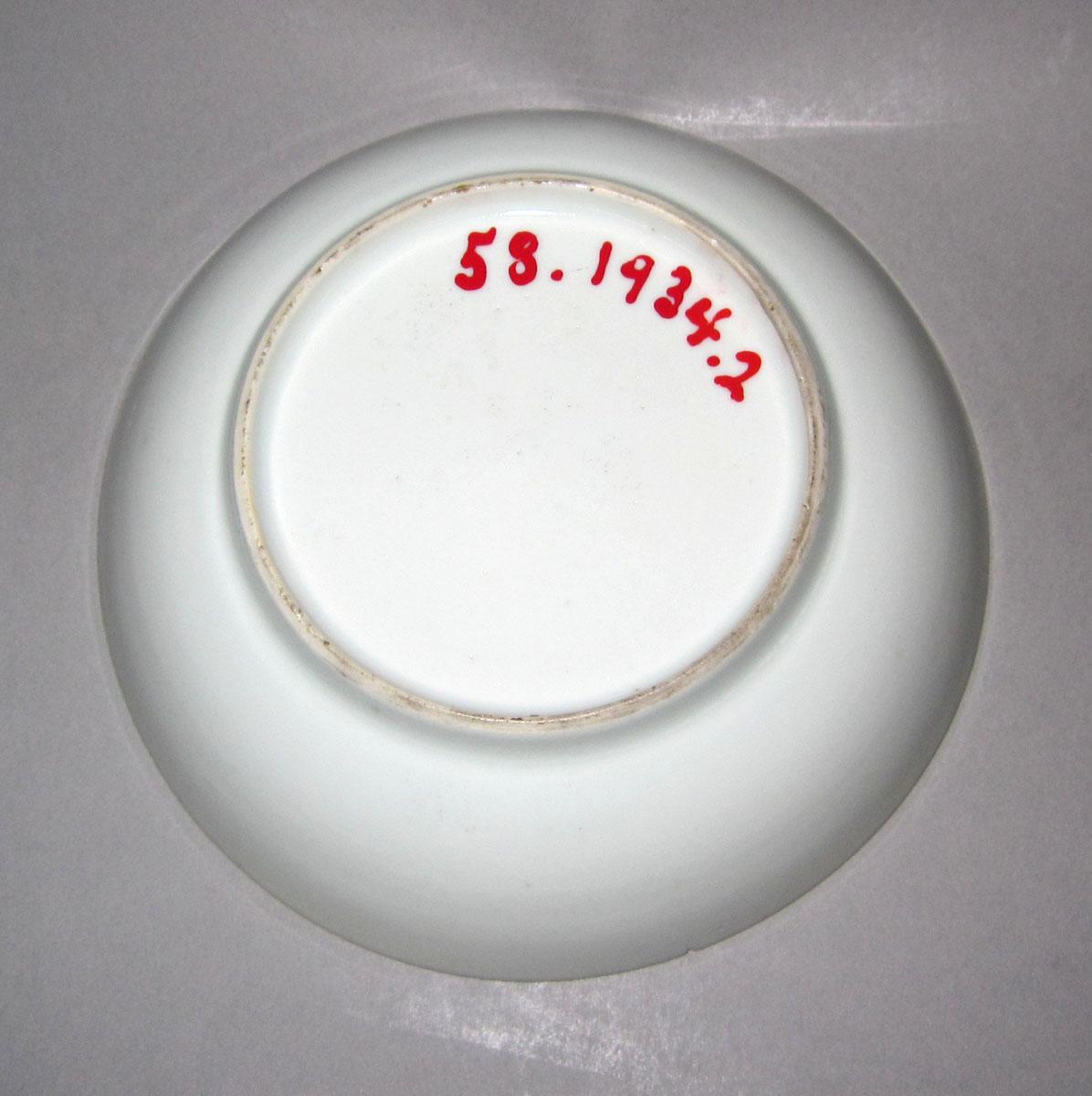 1958.1934.002 Porcelain saucer underside
