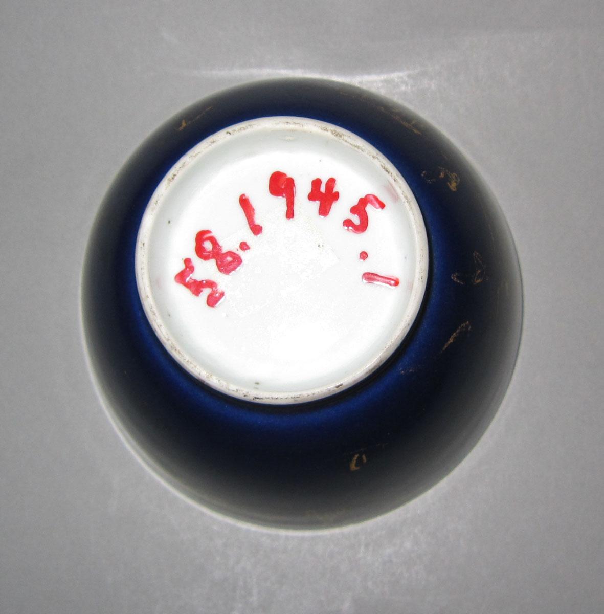 1958.1945.001 Porcelain teabowl underside