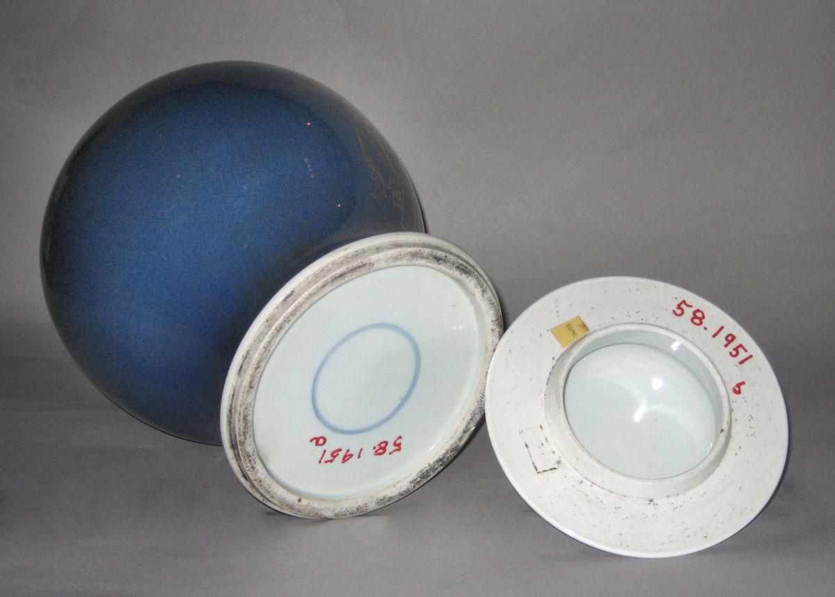 1958.1951 A, B Chinese porcelain vase (bottom)
