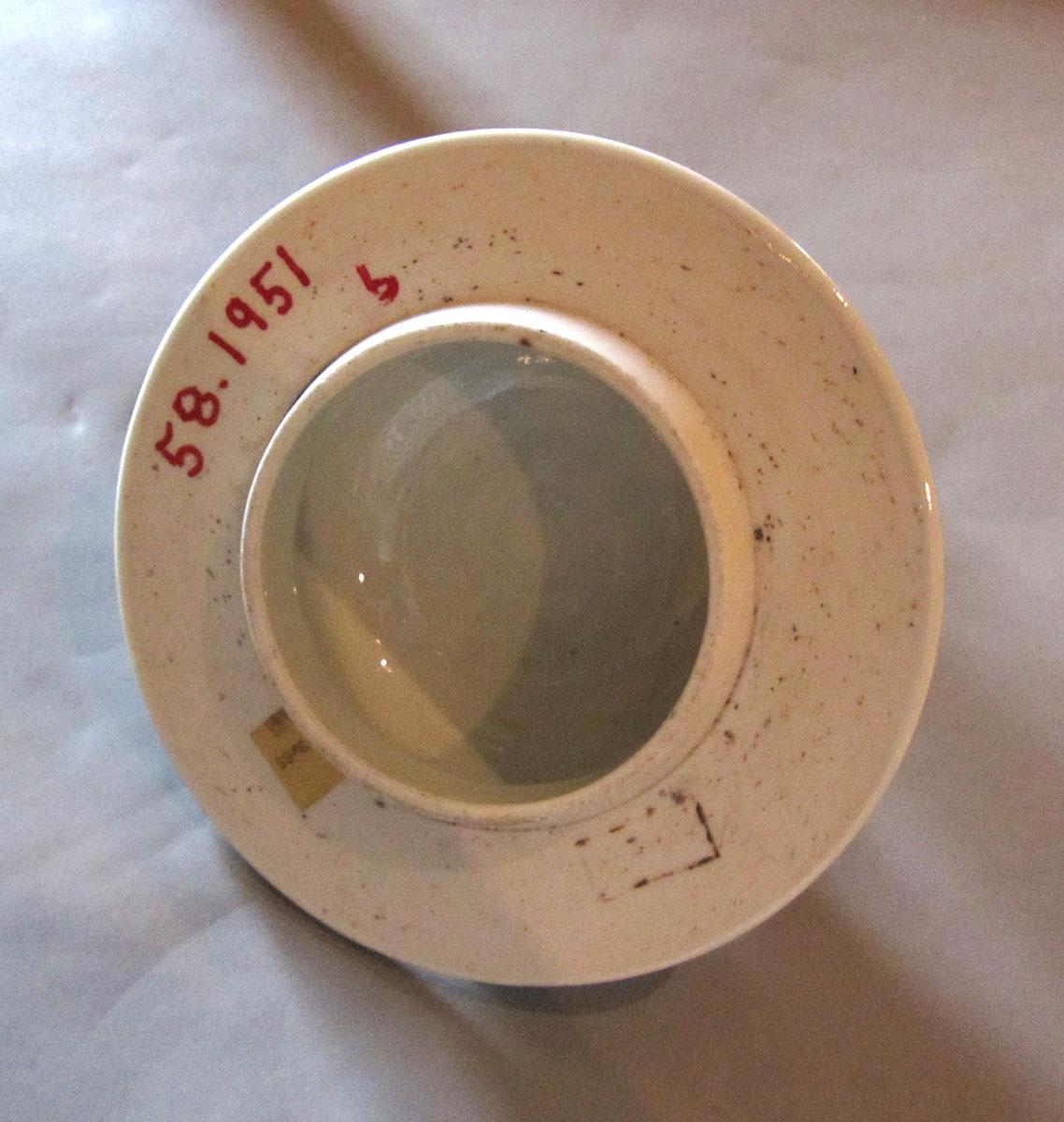 1958.1951B Porcelain flower container cover underside