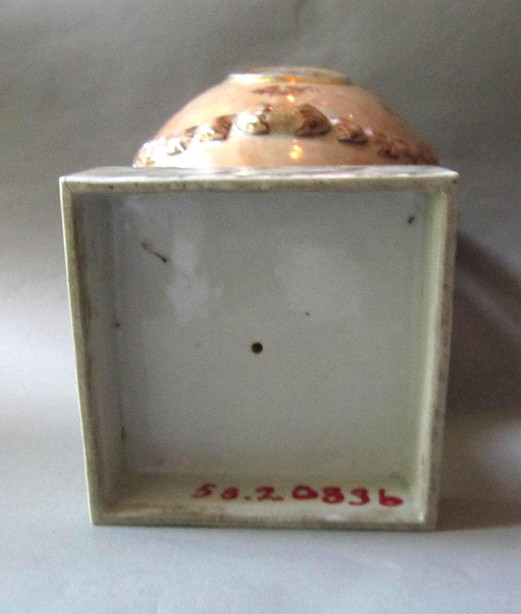 1958.2083 B Porcelain urn underside