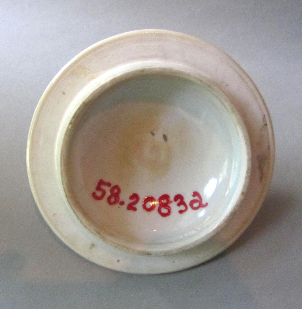 1958.2083 A Porcelain urn underside