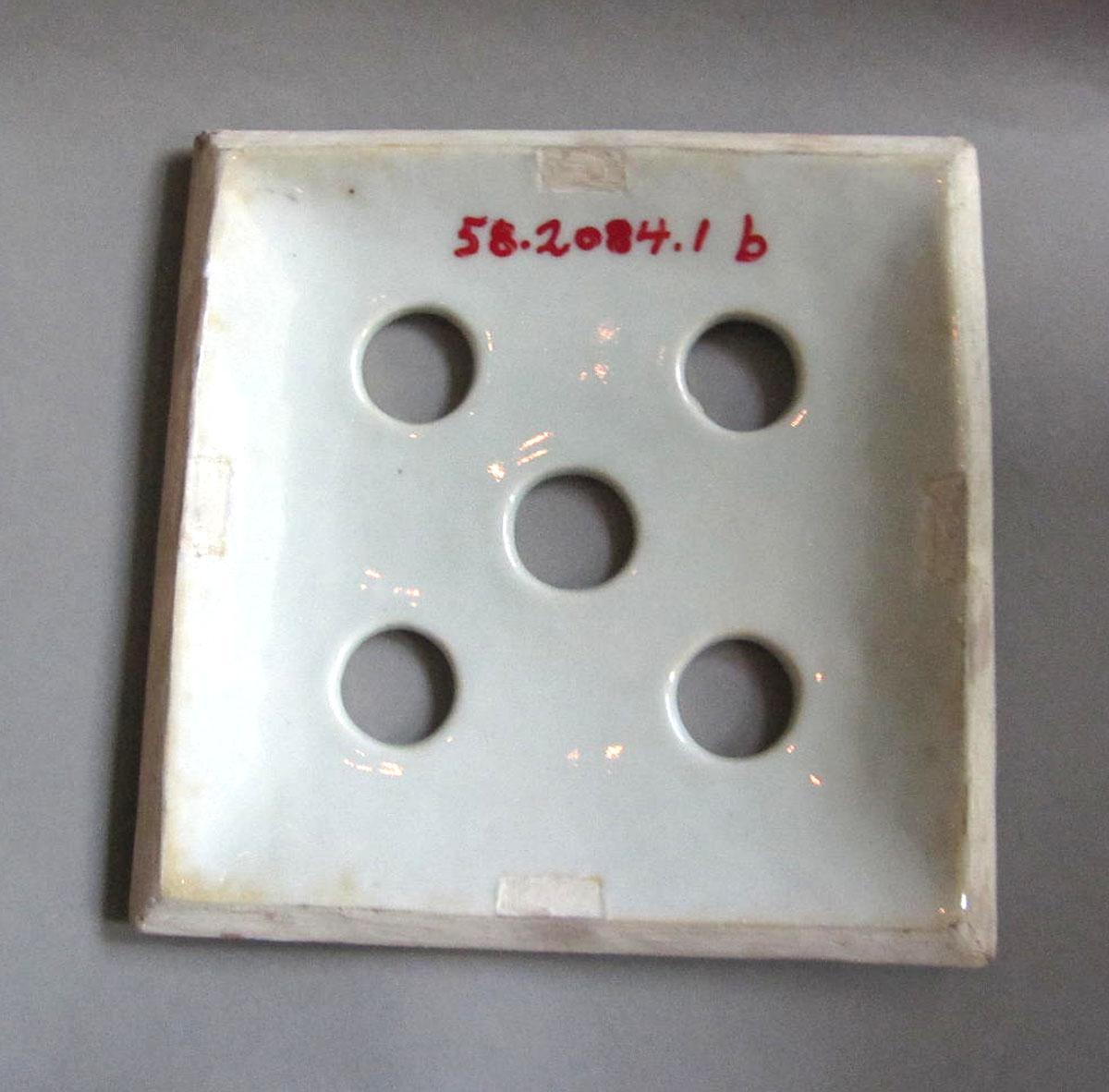 1958.2084.001 B Porcelain flower container underside