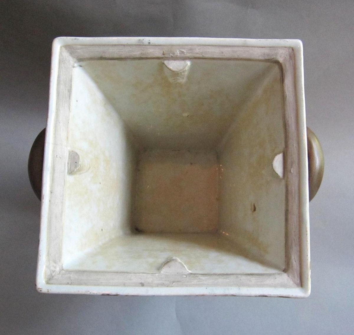 1958.2084.001 A Porcelain flower container top