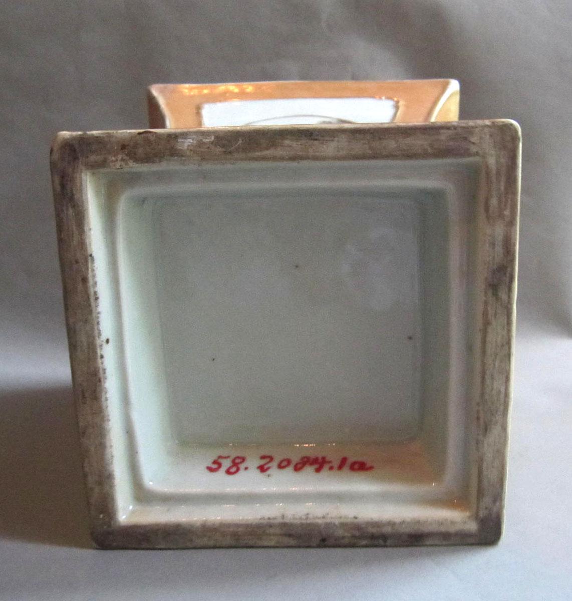 1958.2084.001 A Porcelain flower container underside