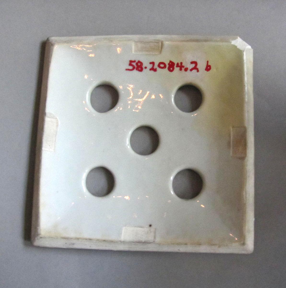 1958.2084.002 B Porcelain flower container underside