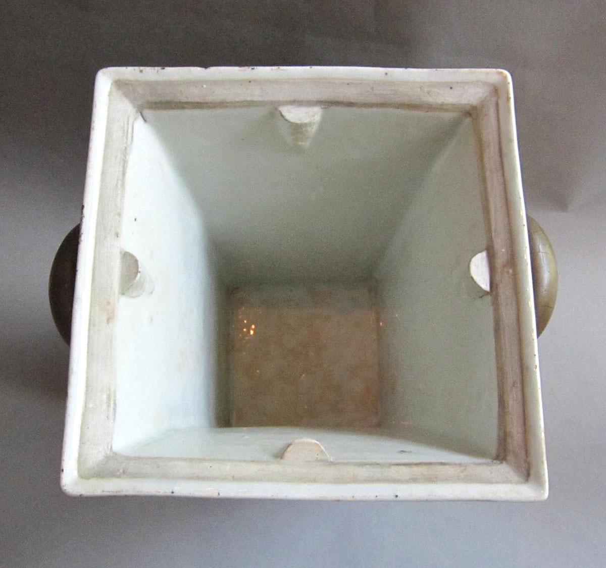 1958.2084.002 A Porcelain flower container top