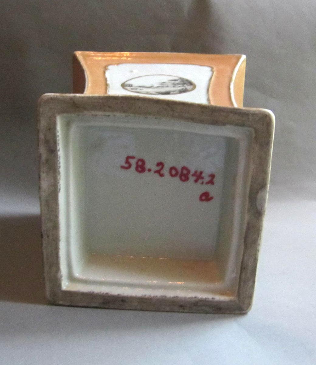 1958.2084.002 A Porcelain flower container underside