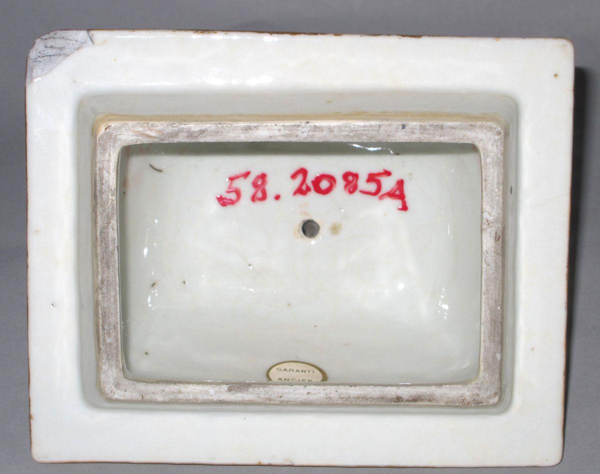 1958.2085 B Porcelain flower container underside