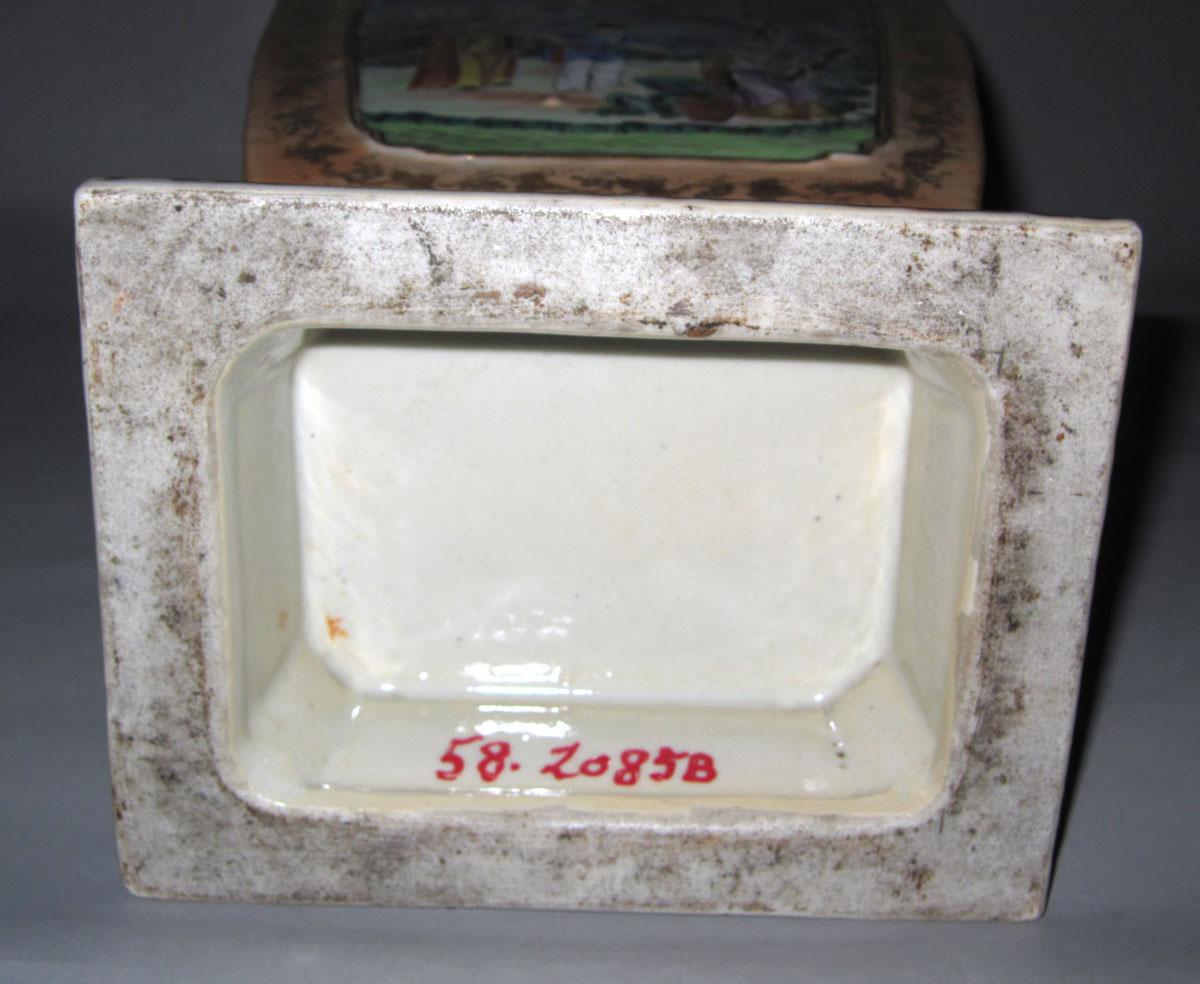 1958.2085 A Porcelain flower container underside