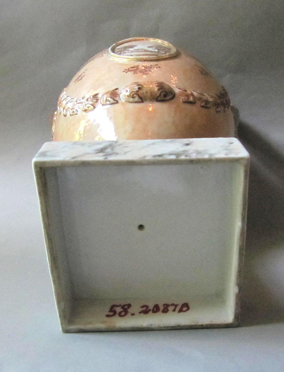 1958.2087 B Porcelain urn underside