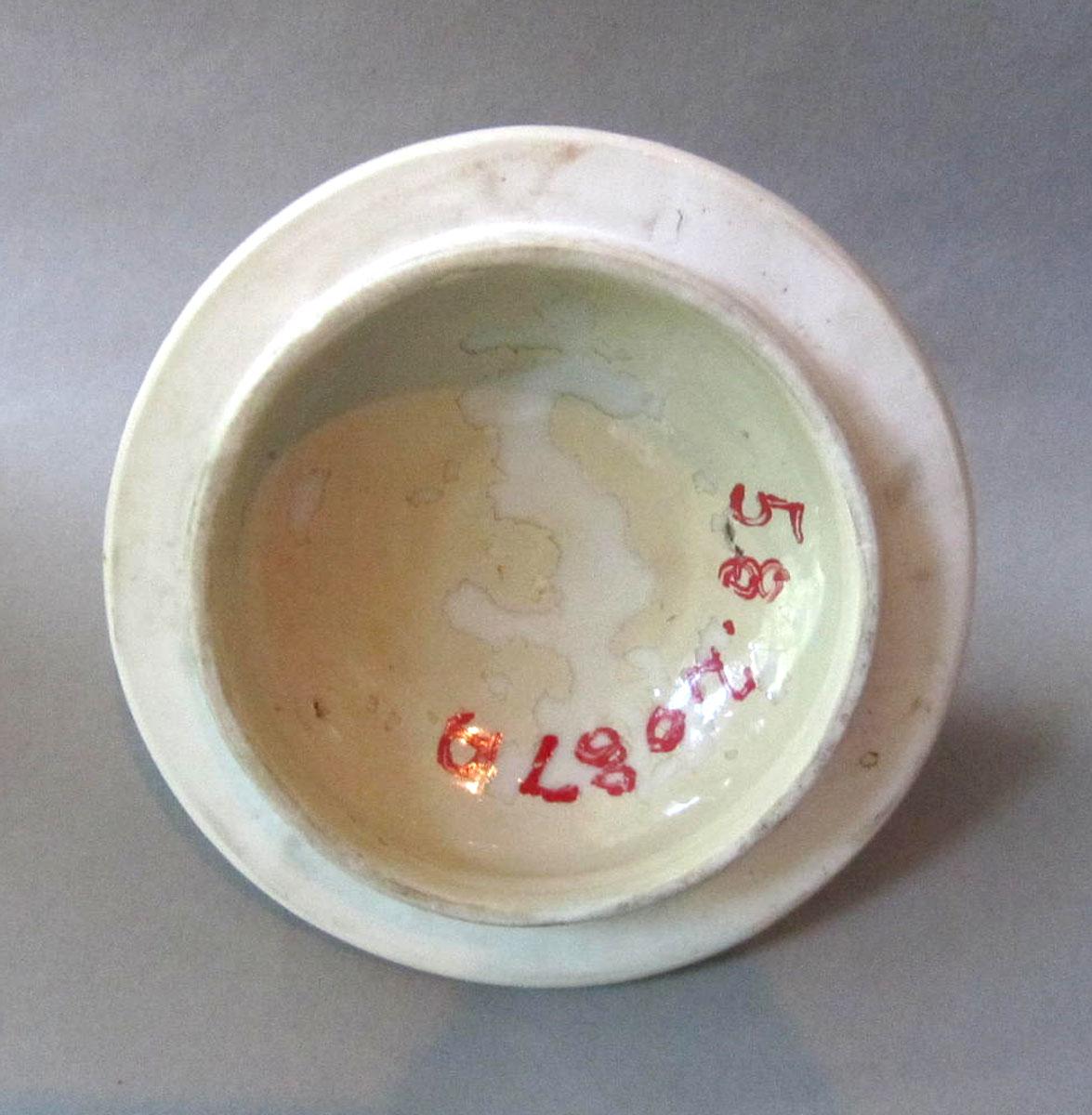1958.2087 A Porcelain urn underside
