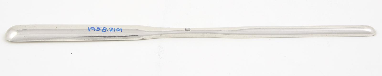 1958.2101 Scoop, underside