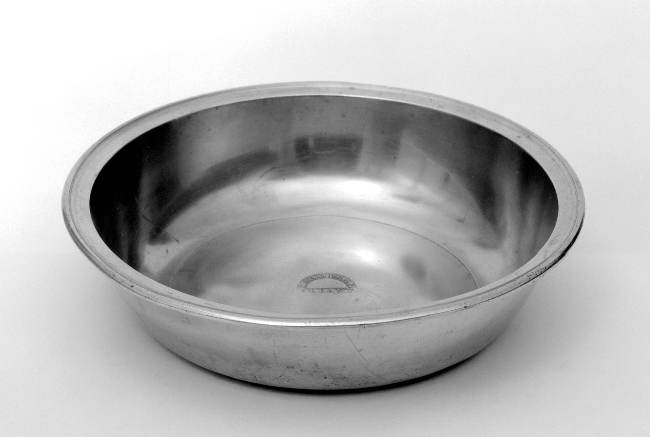 1953.0033 Pewter basin