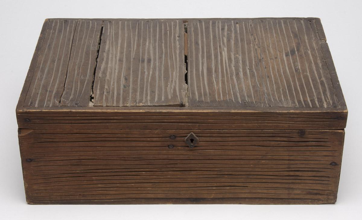 2006.0020.001-.011 Box (detail 3)
