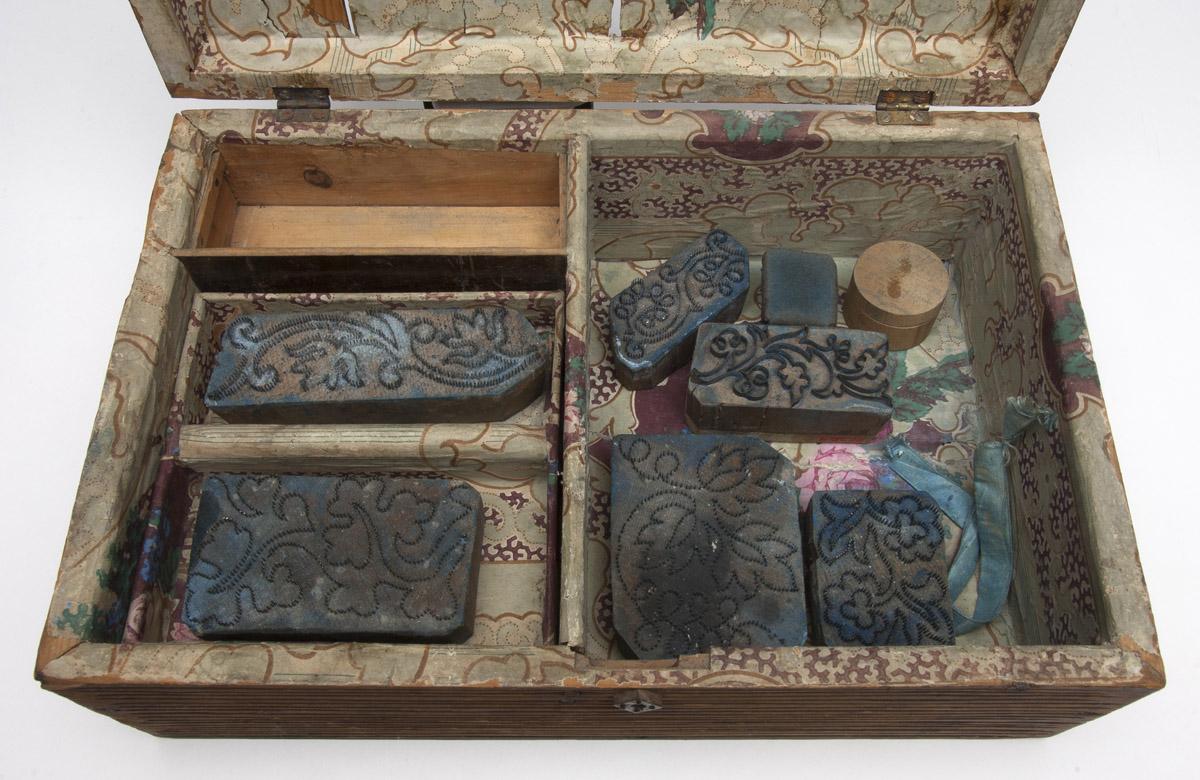 2006.0020.001-.011 Box (detail 2)