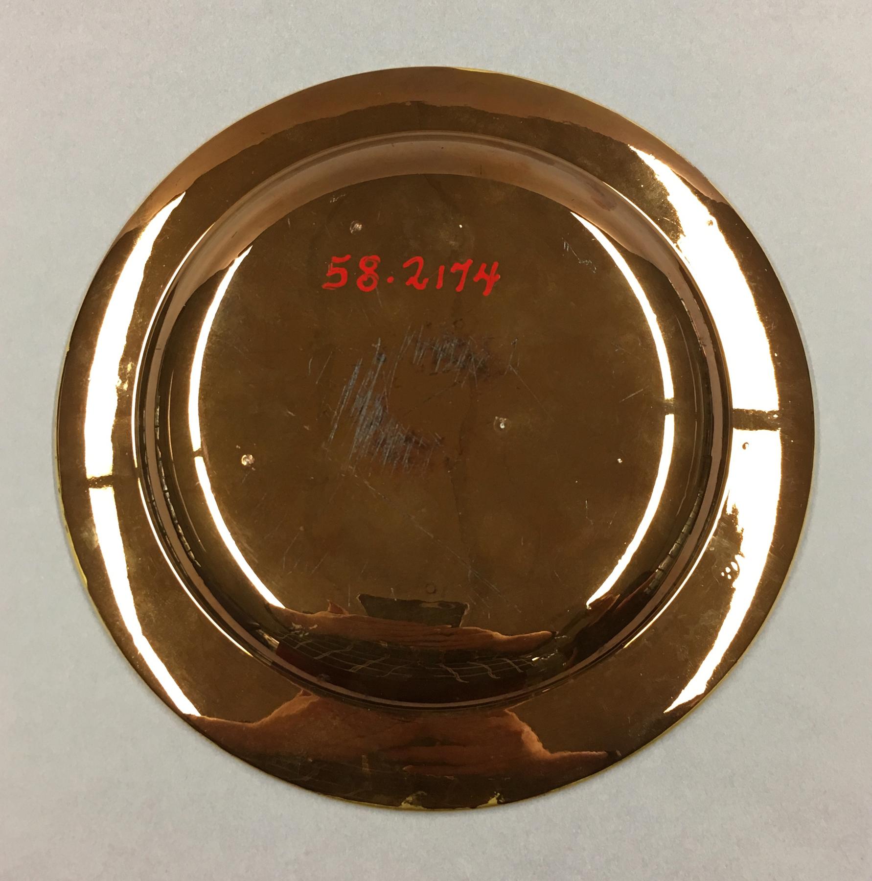 1958.2174 Lusterware plate, underside