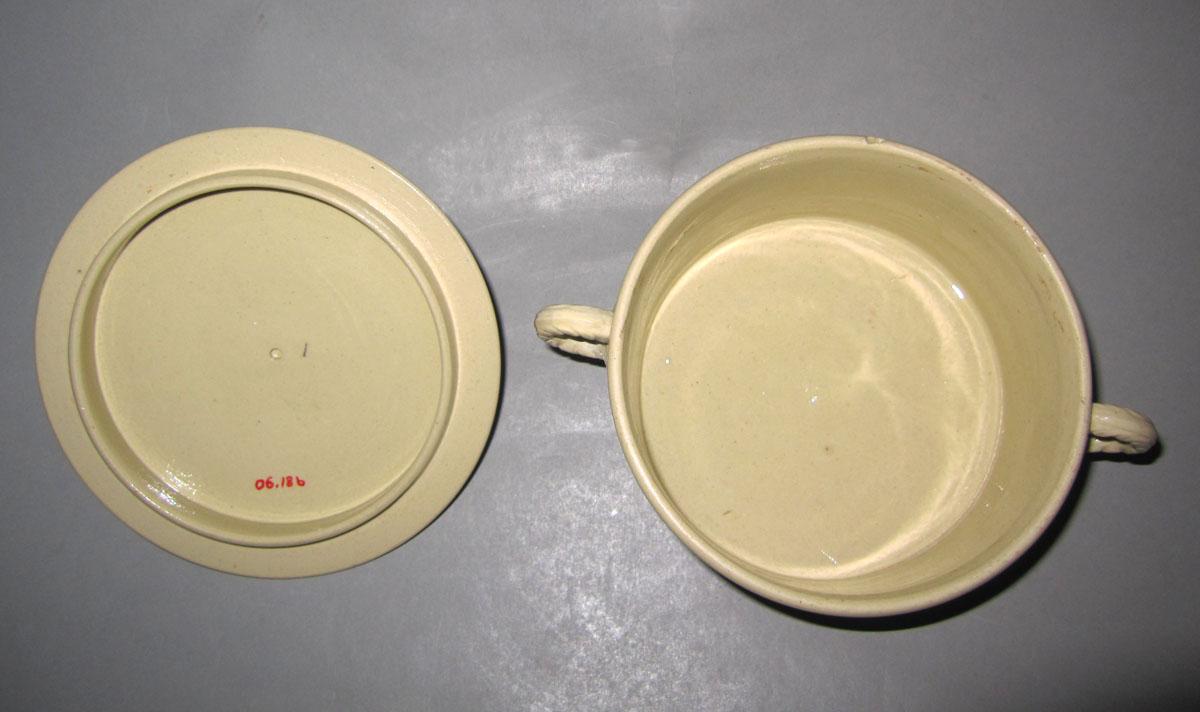 2006.0018 Butter dish interior