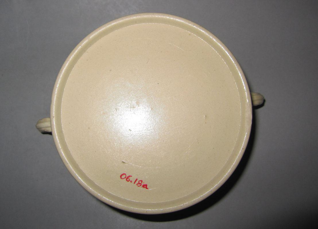 2006.0018 Butter dish underside