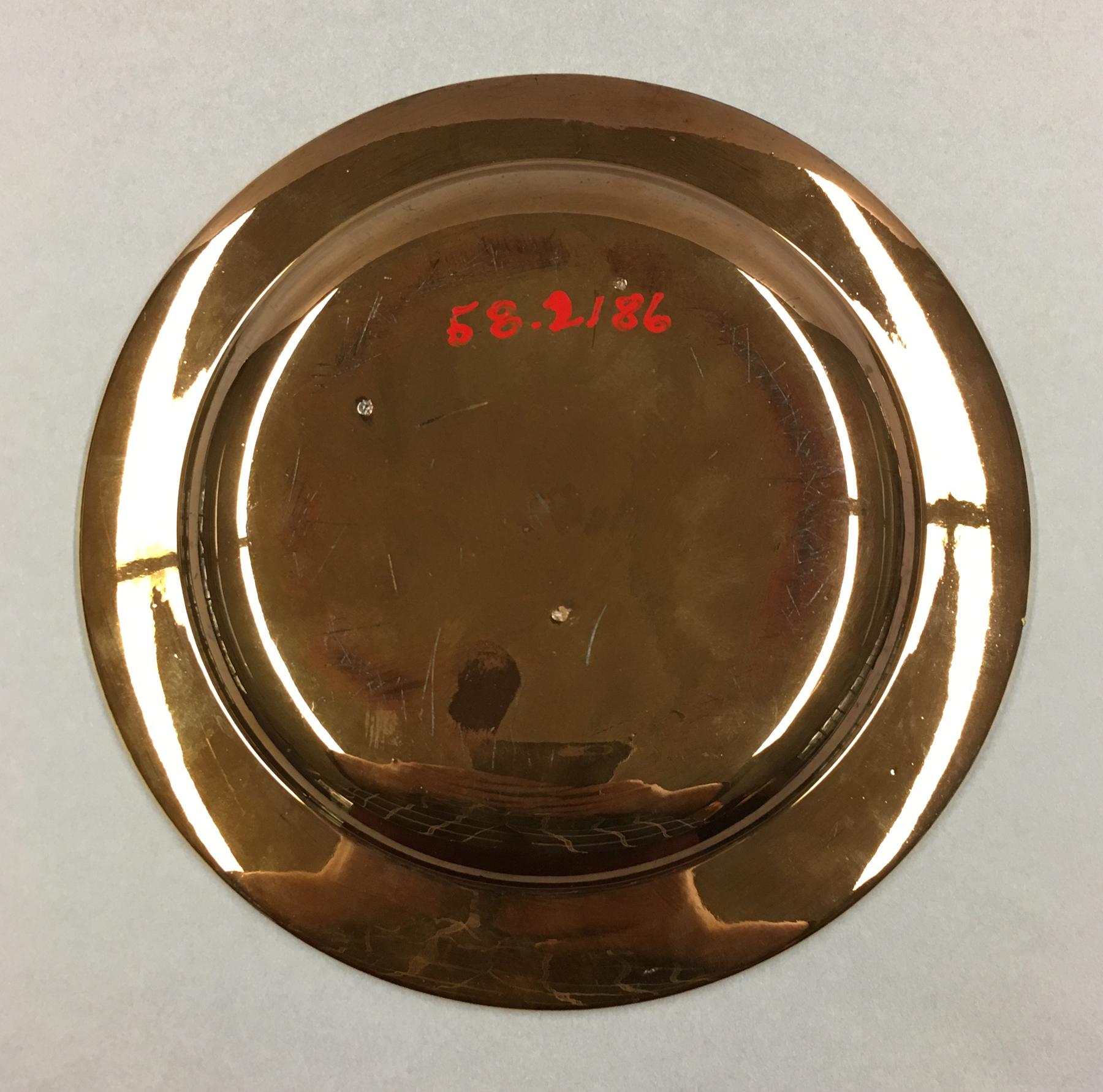 1958.2186 Lusterware plate, underside