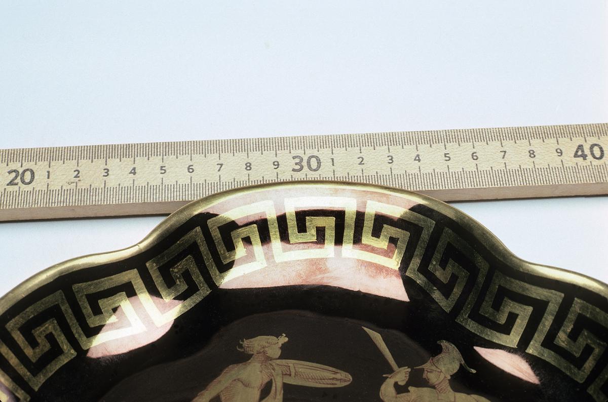 1958.2188 Dish, Top Edge Detail
