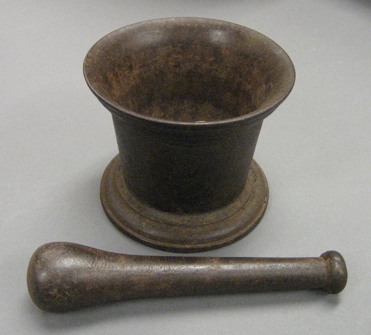 2006.0026 A, B Mortar and pestle