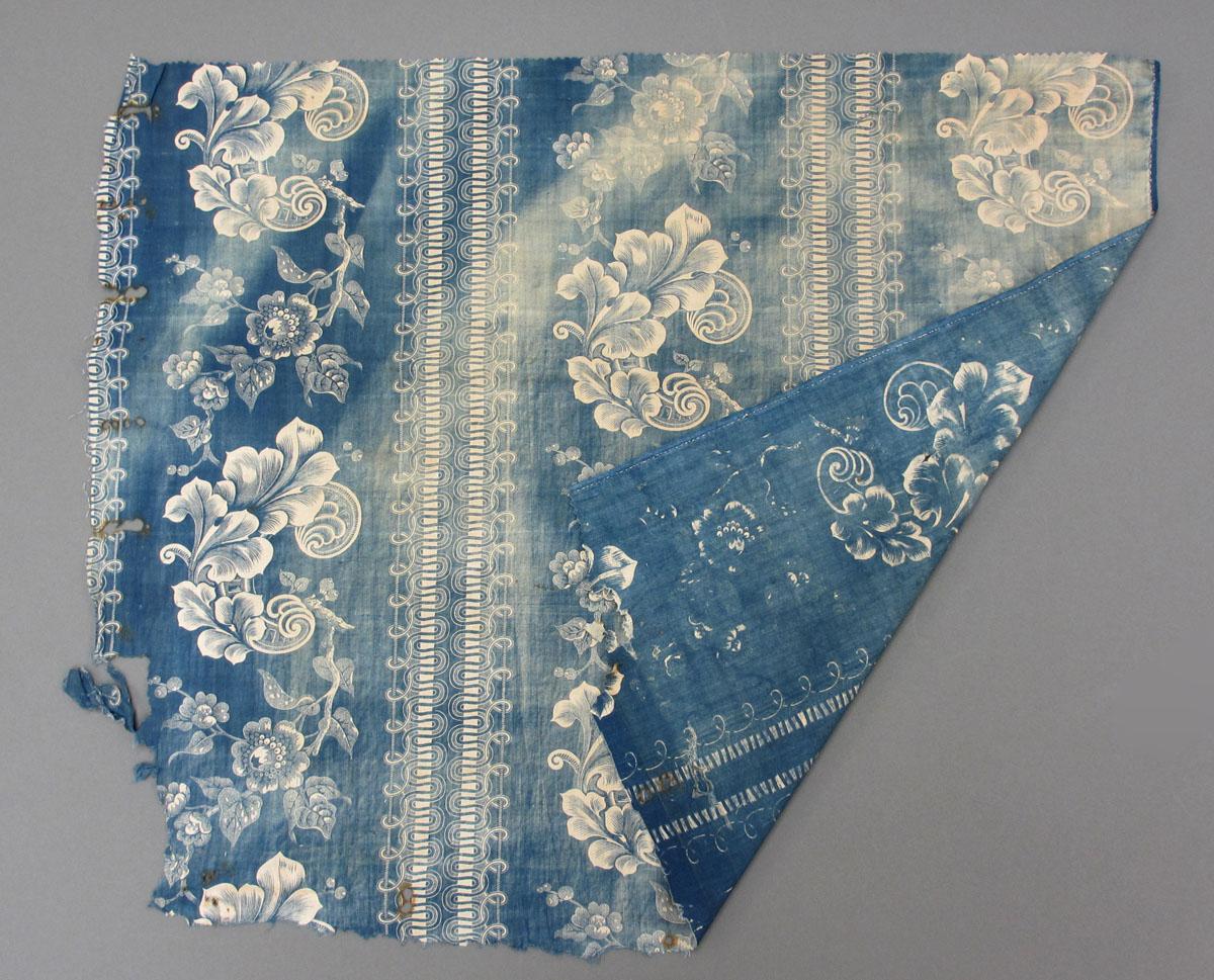 2006.0031.002 Textile, printed folded corner