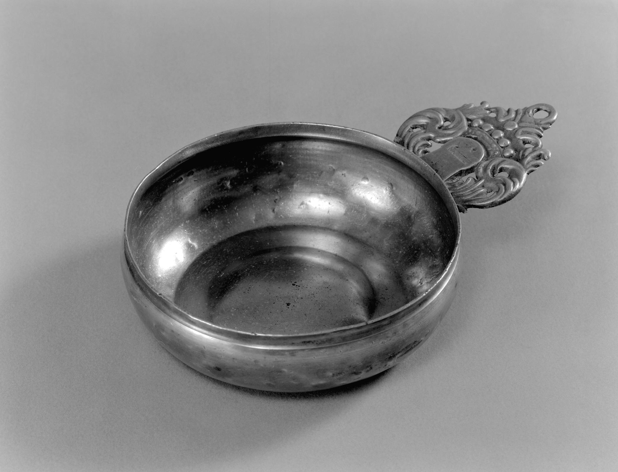 1953.0037.005 Pewter porringer