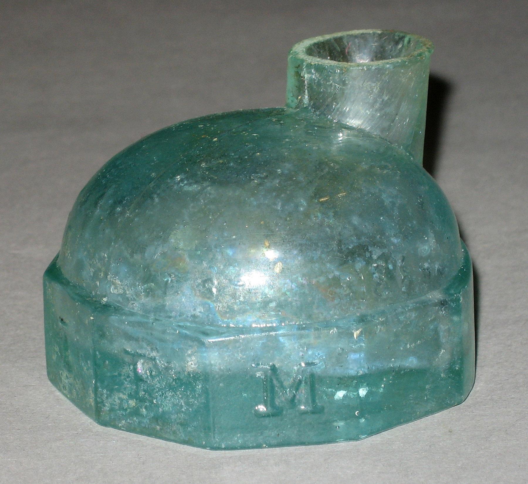 2006.0010.018 Glass inkwell