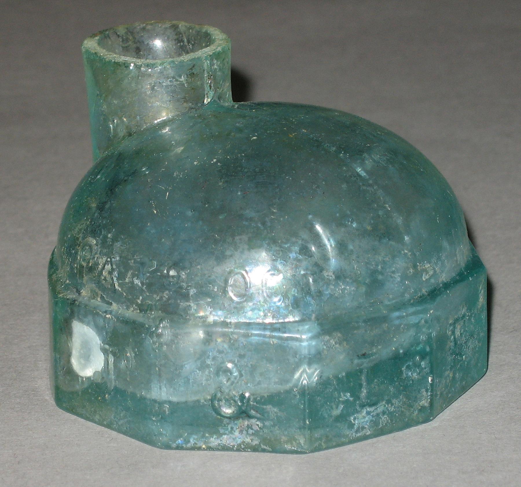 2006.0010.018 Glass inkwell, side 2