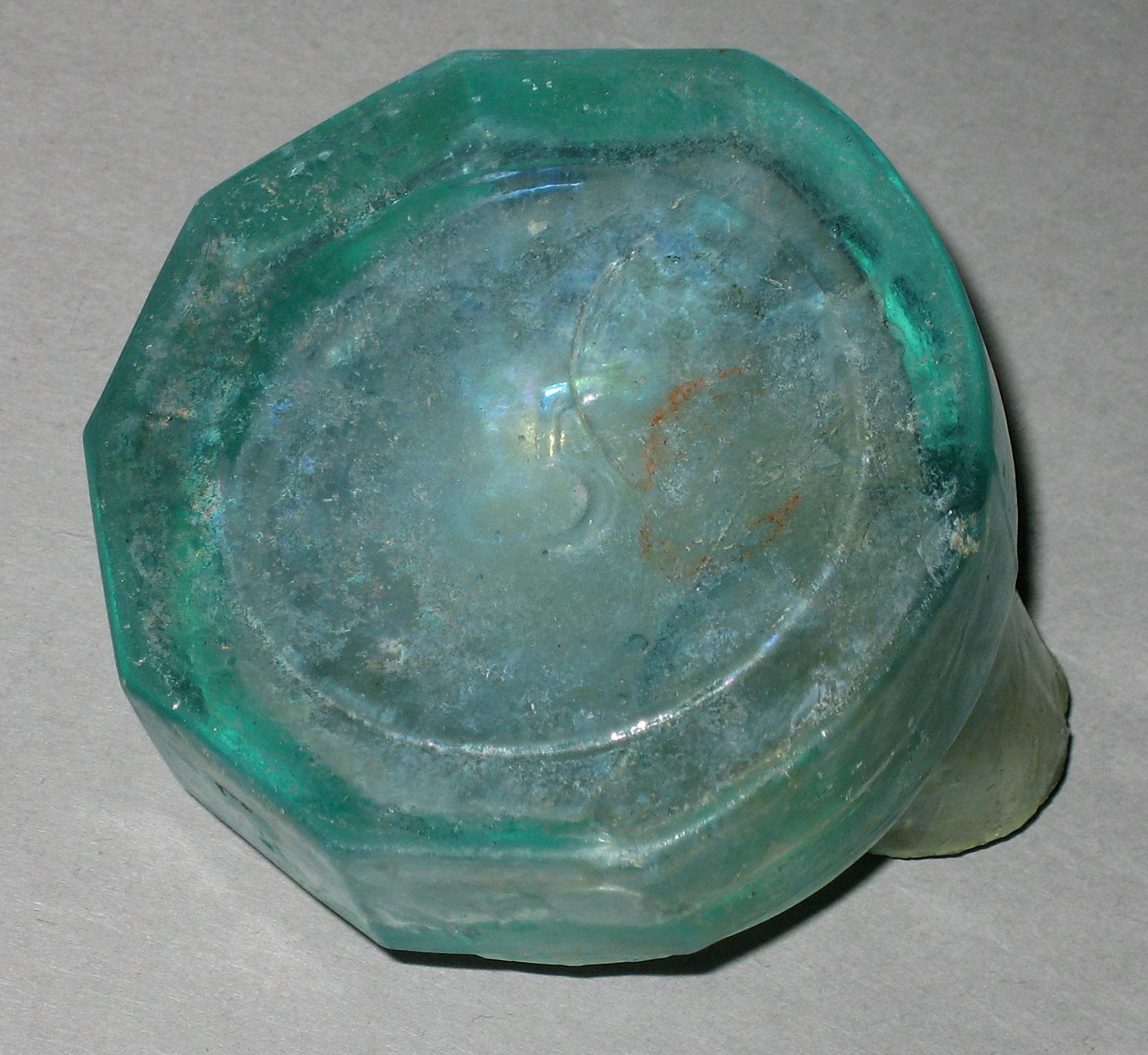 2006.0010.018 Glass inkwell, bottom