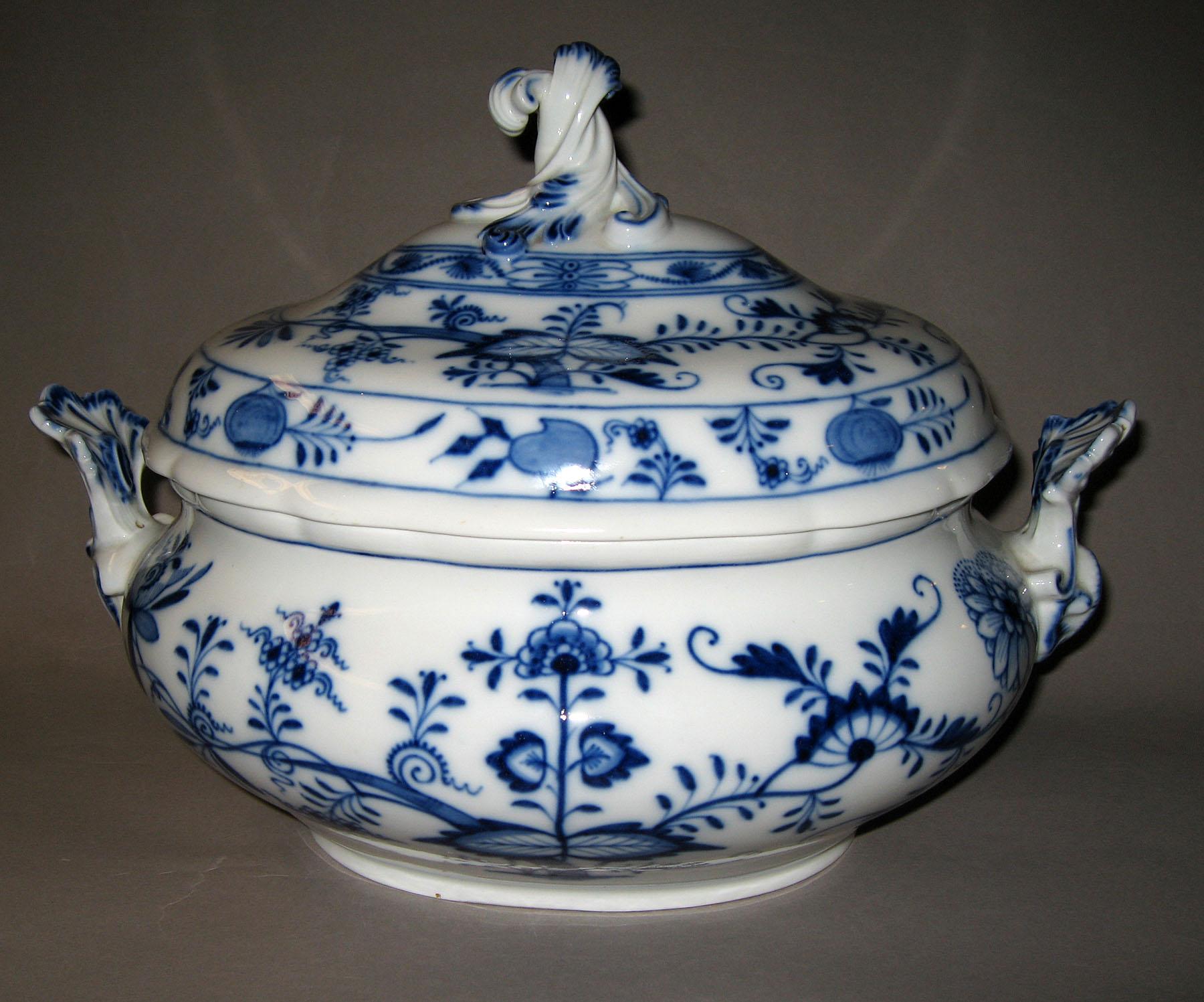 1996.0004.126 A, B Tureen and cover