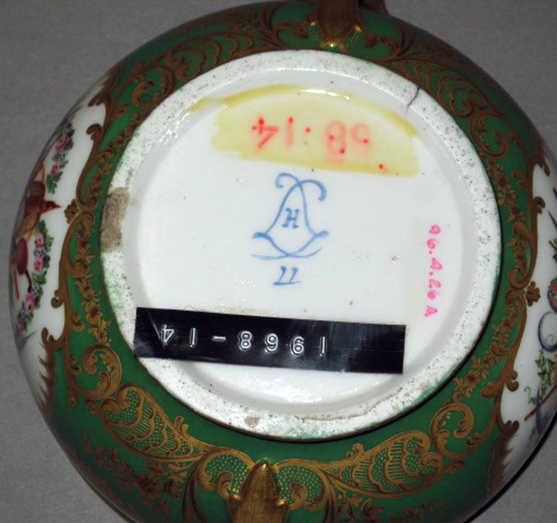 1996.0004.026 A Sèvres porcelain ecuelle (underside)