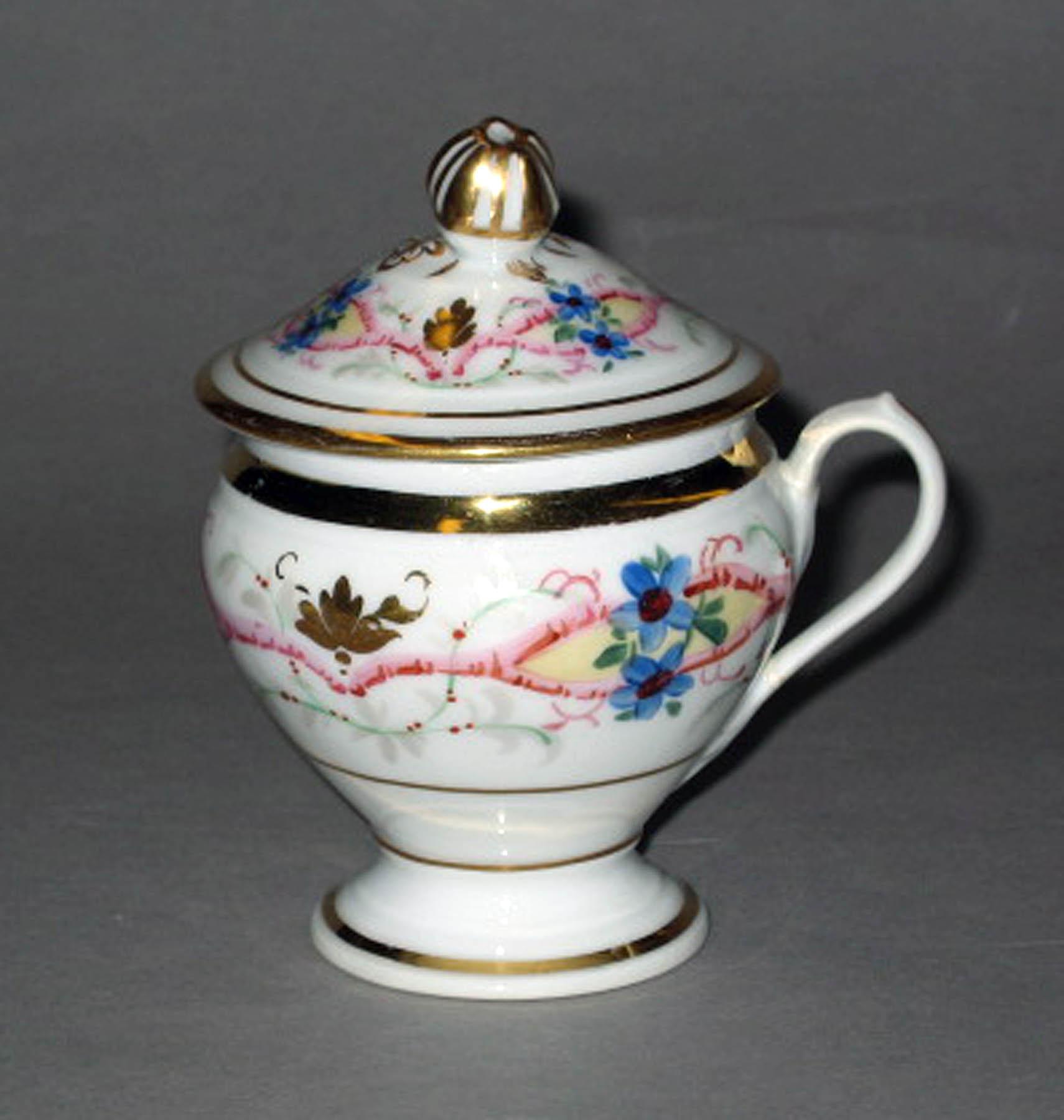 2000.0057.042 V, W Porcelain pot-de-crème