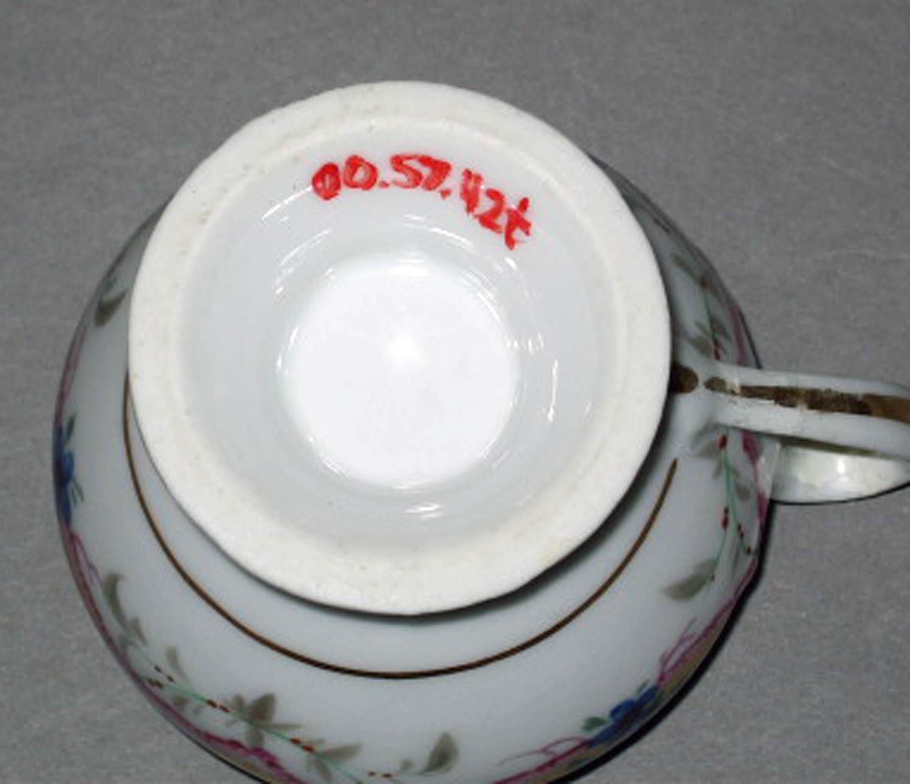 2000.0057.042 T Porcelain pot-de-crème (underside)
