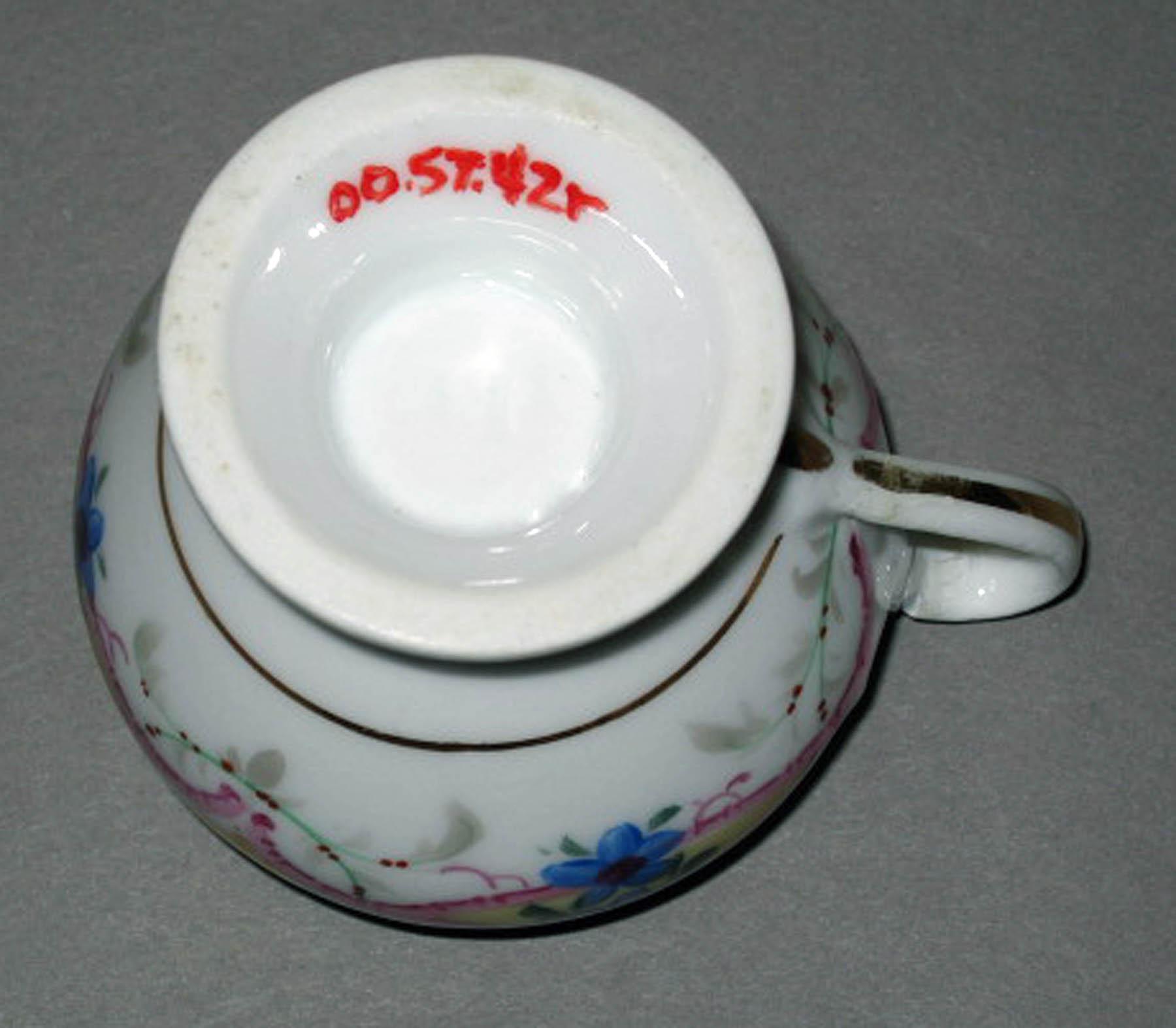 2000.0057.042 R Porcelain pot-de-crème (underside)