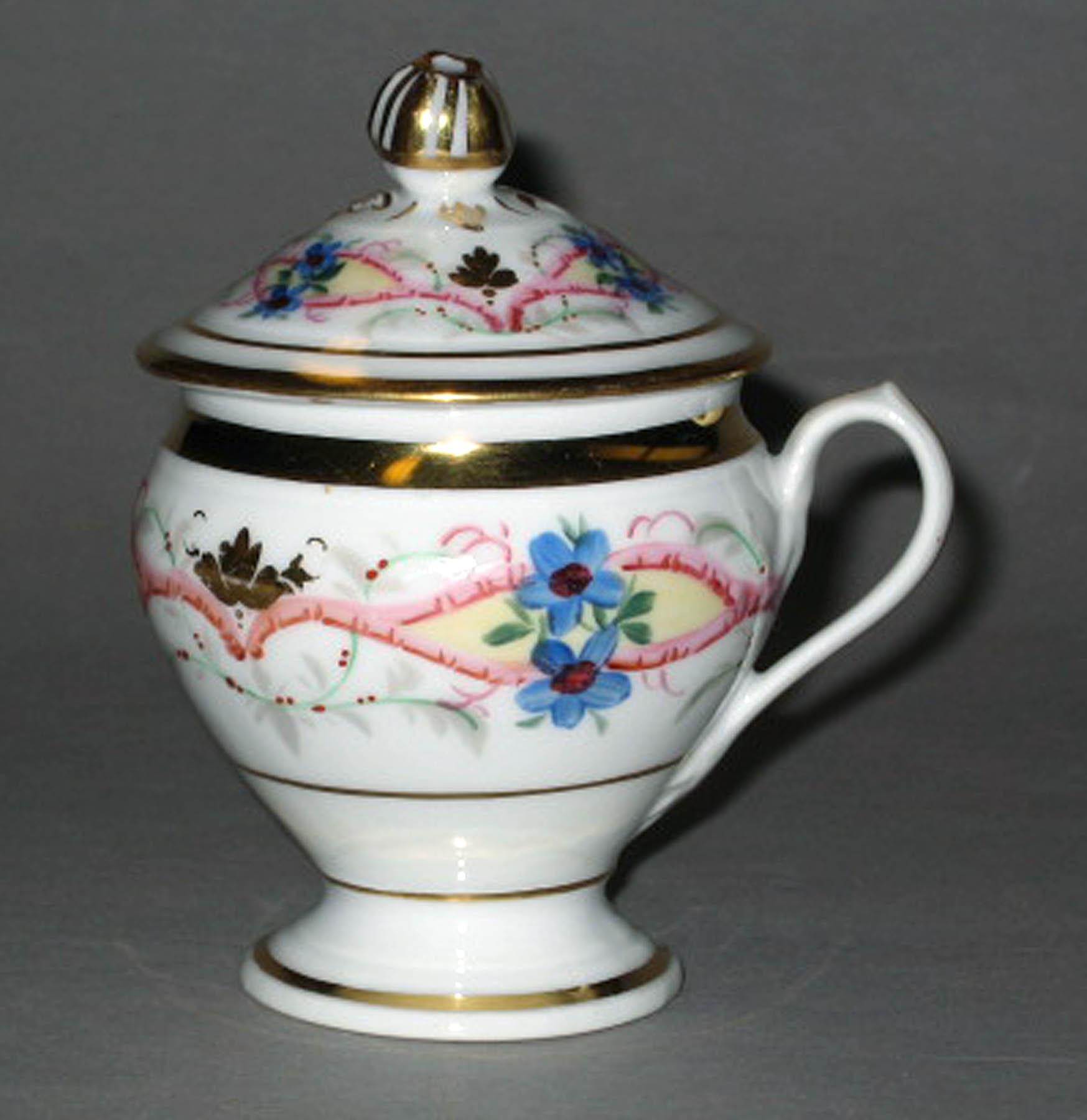 2000.0057.042 P, Q Porcelain pot-de-crème