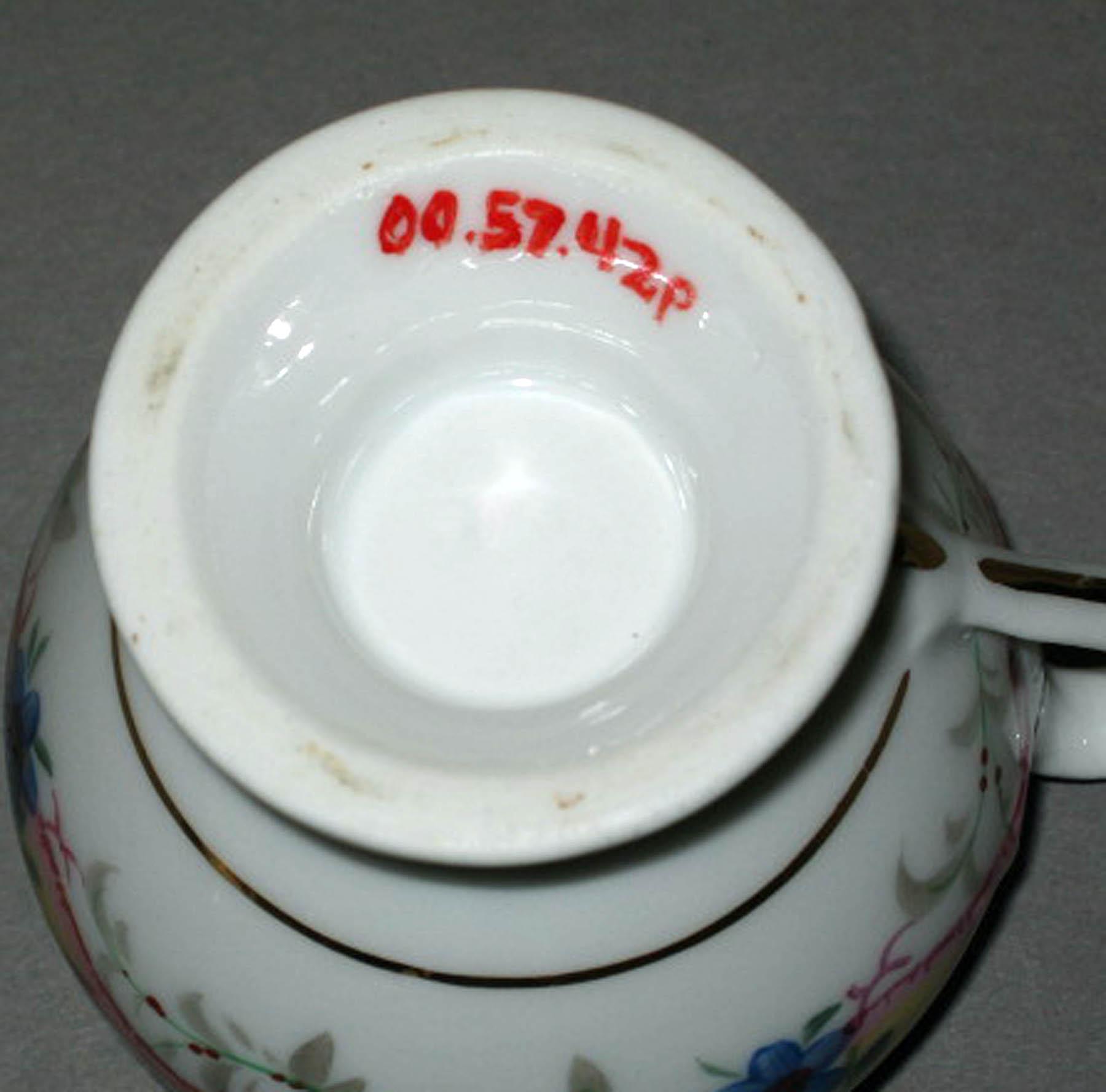 2000.0057.042 P Porcelain pot-de-crème (underside)