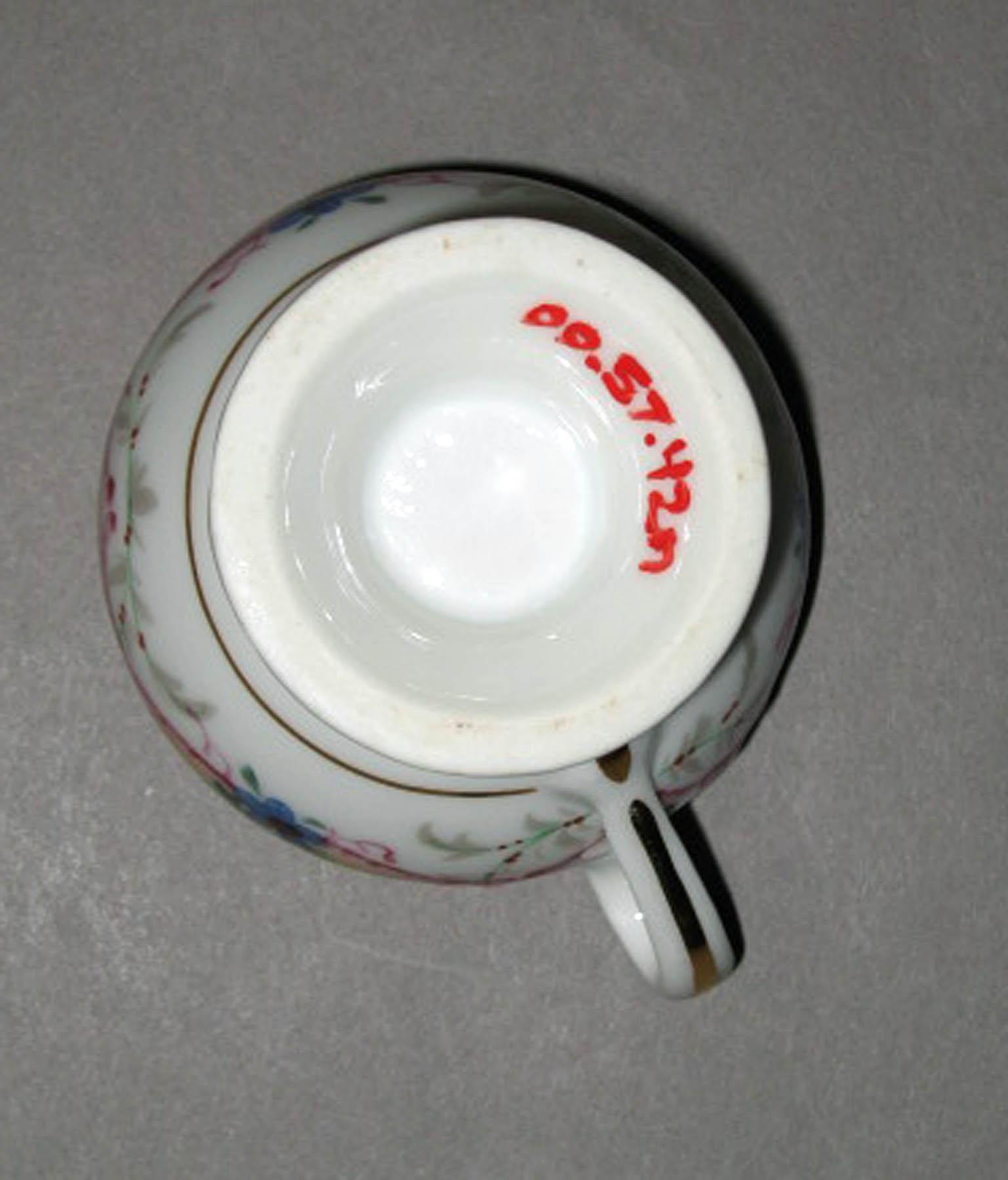 2000.0057.042 N Porcelain pot-de-crème (underside)