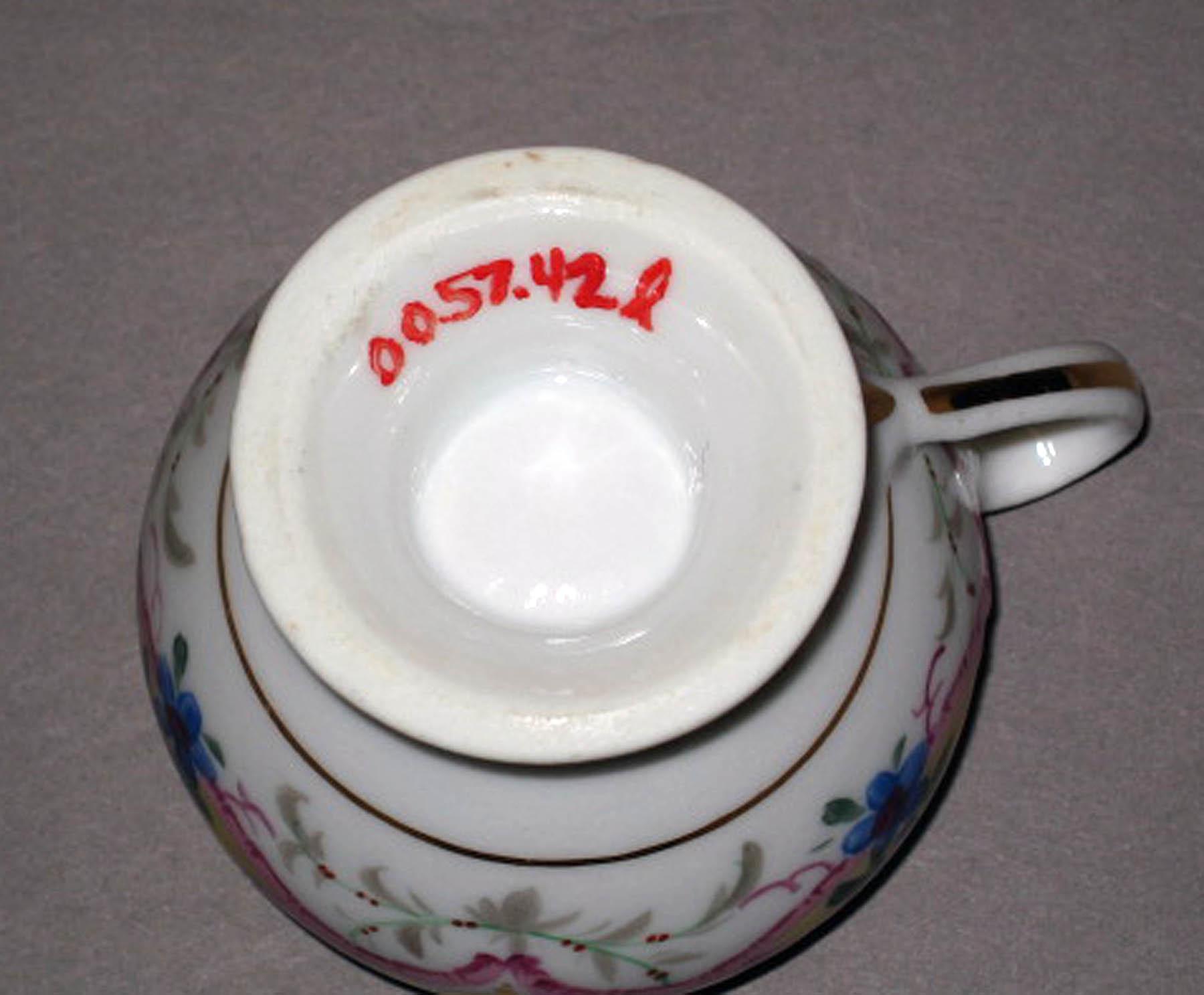 2000.0057.042 L Porcelain pot-de-crème (underside)