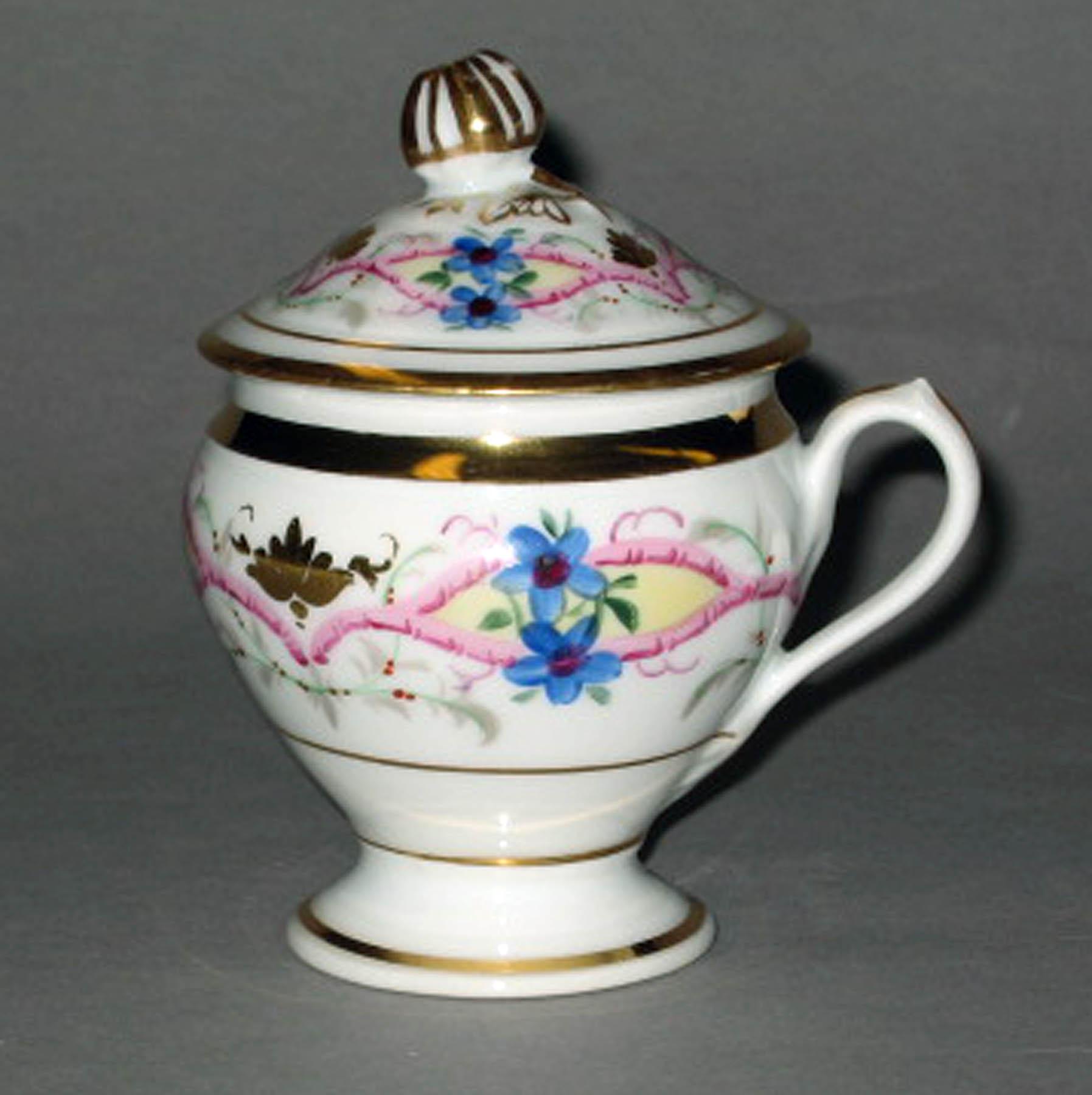 2000.0057.042 H, I Porcelain pot-de-crème