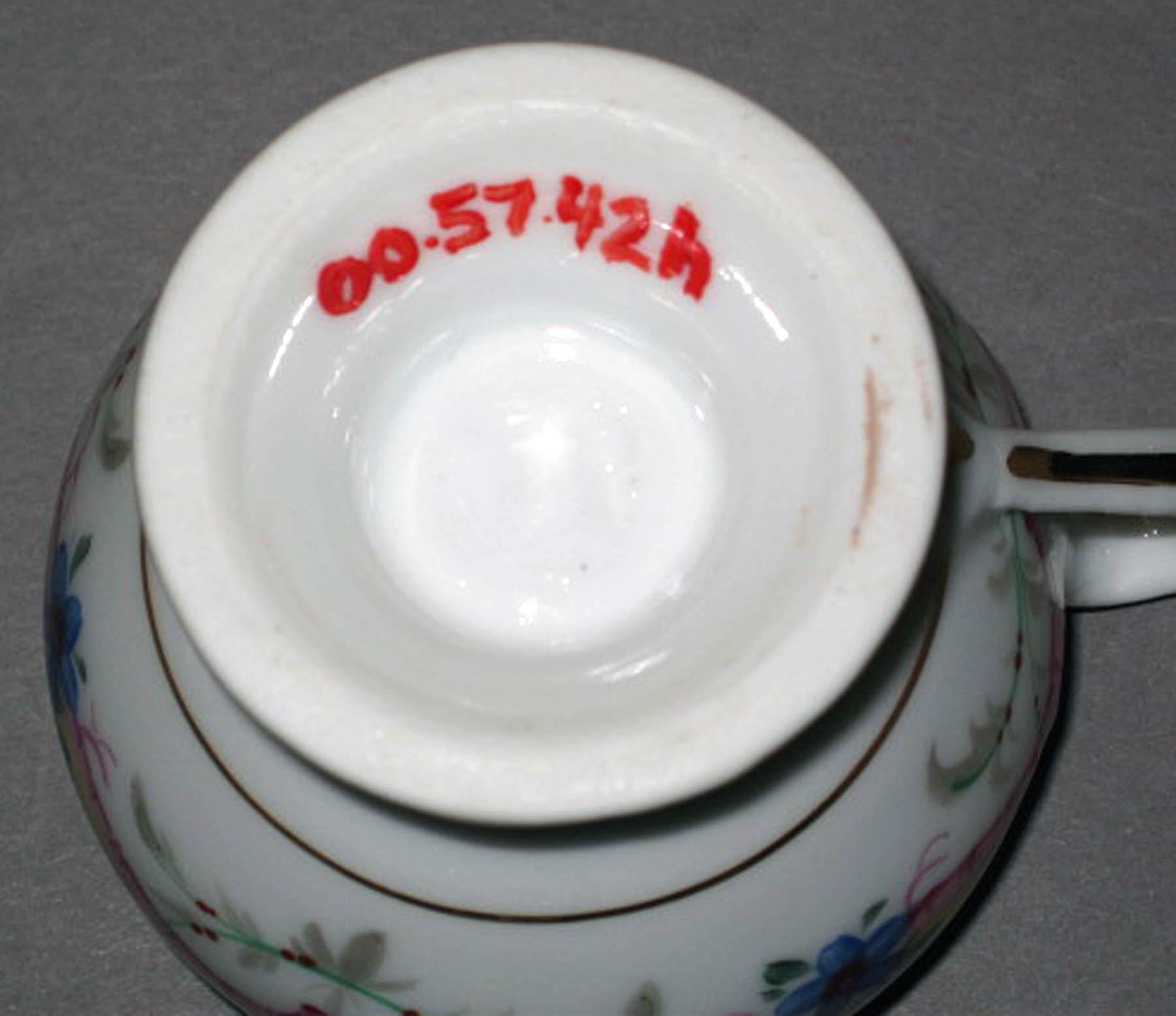 2000.0057.042 H Porcelain pot-de-crème (underside)