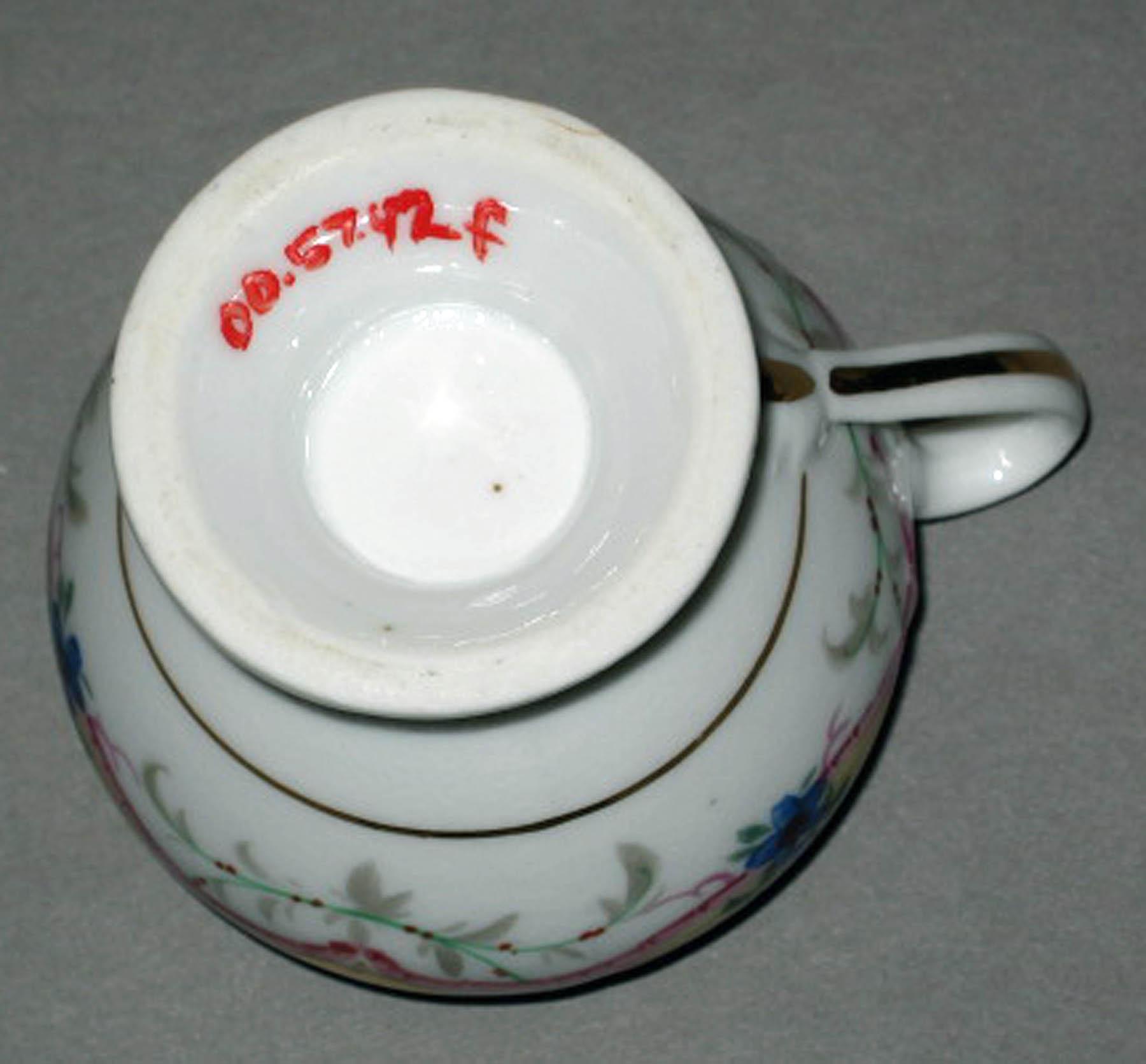 2000.0057.042 F Porcelain pot-de-crème (underside)