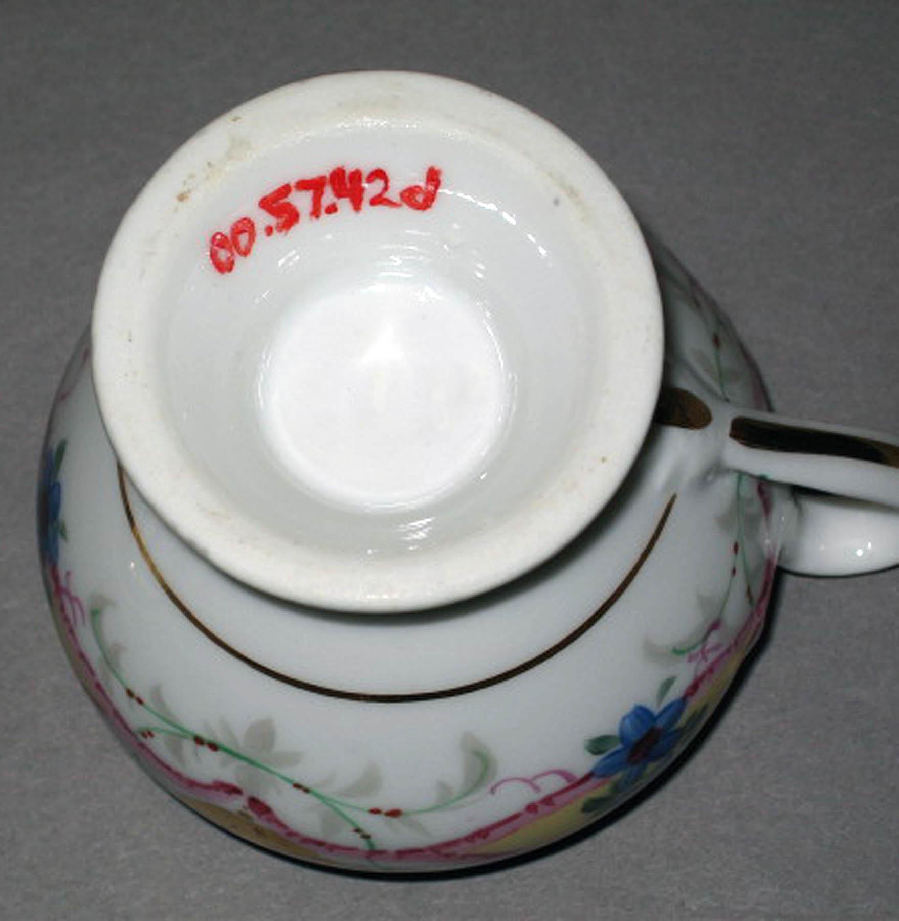 2000.0057.042 D Porcelain pot-de-crème (underside)