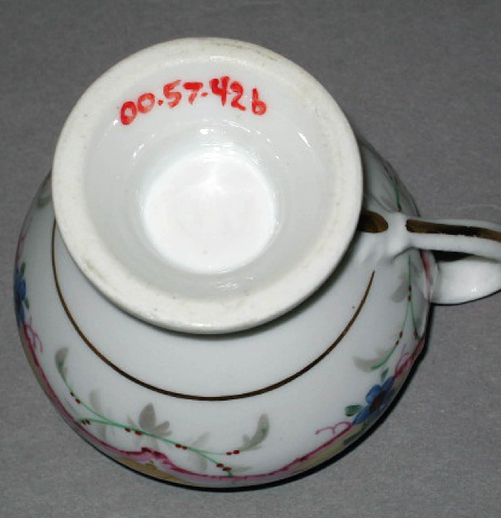 2000.0057.042 B Porcelain pot-de-crème (underside)