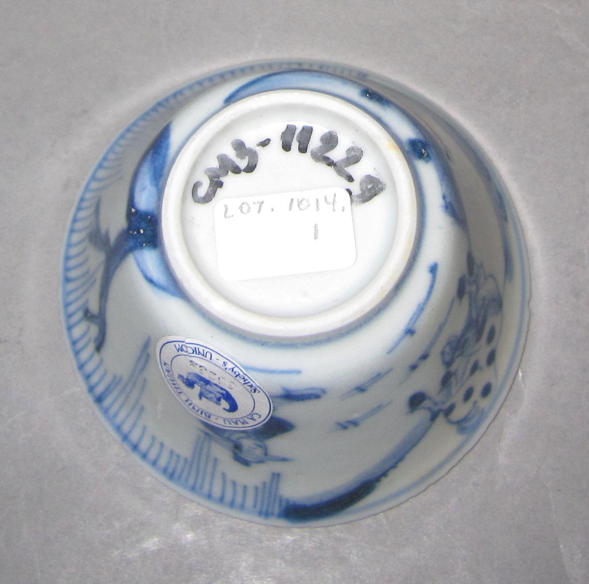 2007.0003 A Porcelain teabowl underside