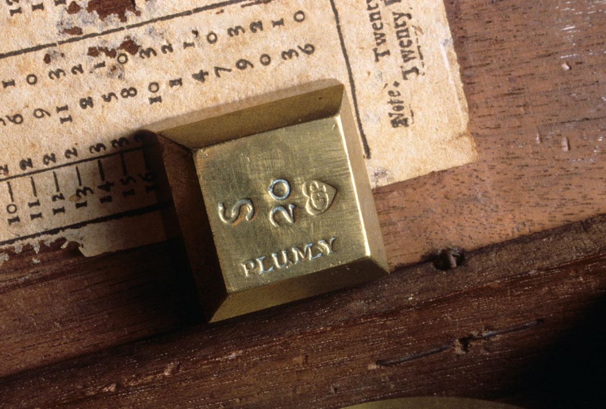 1958.2279 Scale box, weight